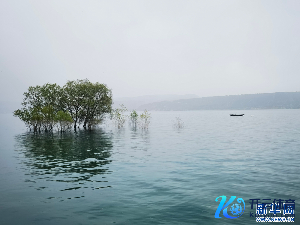 烟雨障翳的魏家坡，恍如江南水墨间。新华网发（黄文新　摄）